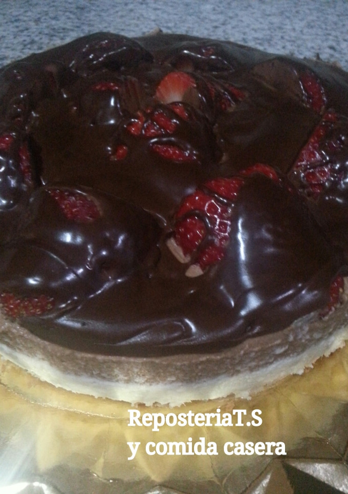 Una foto de Tarta de mousse de chocolate negro y blanco y fresas