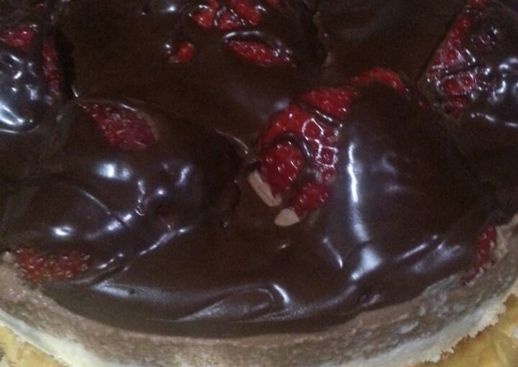 Tarta de mousse de chocolate negro y blanco y fresas