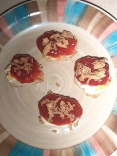 Una foto de Queso blanco-piña- almendras, mermelada de pimientos y cebollas