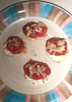 Una foto de Queso blanco-piña- almendras, mermelada de pimientos y cebollas