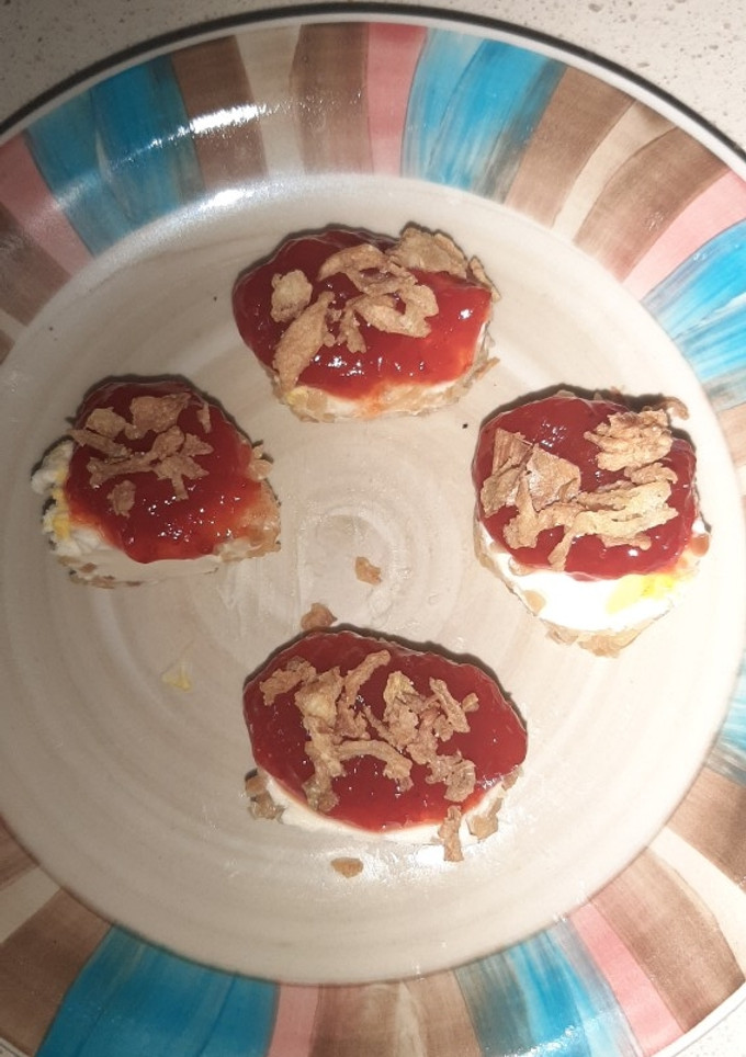 Una foto de Queso blanco-piña- almendras, mermelada de pimientos y cebollas