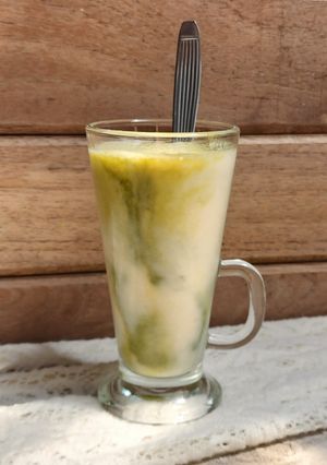Una foto de 🍵🍌 Banana matcha smoothie 🍌🍵