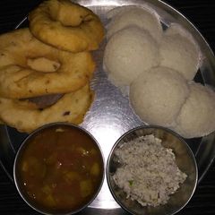 A picture of Idli vade (Karnataka style).