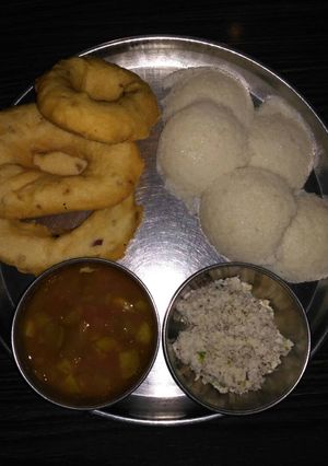 A picture of Idli vade (Karnataka style).