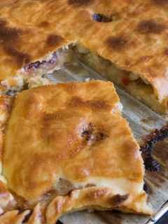 Una foto de Empanada rápida de zamburiñas y cerezas pasas