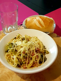 Una foto de Spaghetti picante "brócoli a la crema"