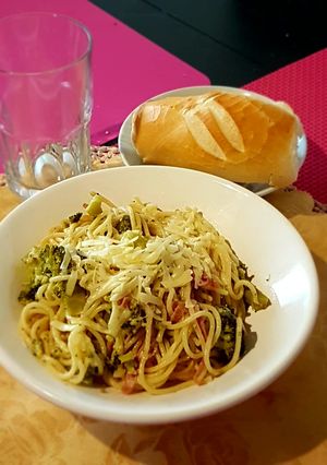 Una foto de Spaghetti picante "brócoli a la crema"