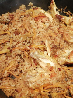 Una foto de Arroz con "camagrocs" y pollo