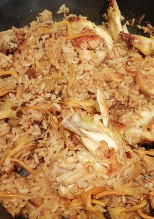 Una foto de Arroz con "camagrocs" y pollo
