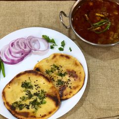 A picture of Chole kulcha.