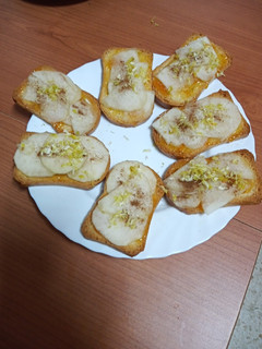 Una foto de Tostas dulces con carpaccio de pera