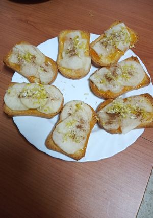 Foto principal de Tostas dulces con carpaccio de pera