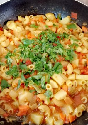 Una foto de Guiso vegetariano de papas y fideos