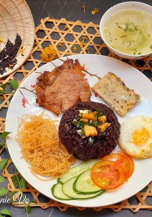 Hình của món Cơm gạo lứt sườn bì chả trứng.