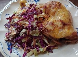 Una foto de Ensalada de repollo morado y repollo blanco