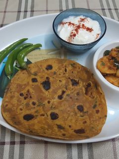 મેથીના થેપલા (Methi Thepla Recipe in Gujarati) રેસીપી મુખ્ય ફોટો