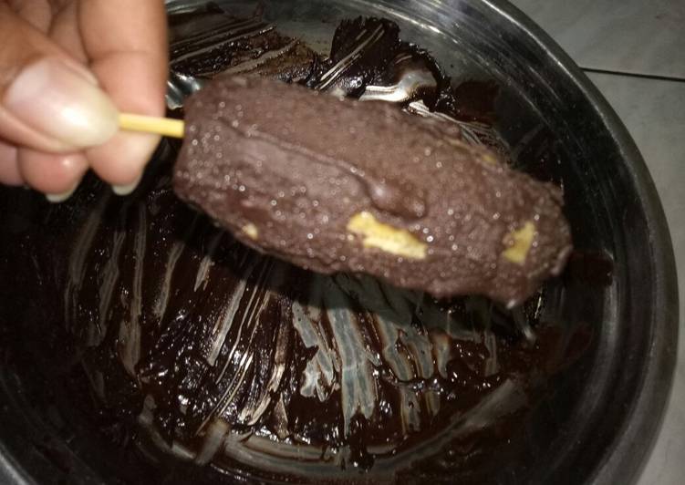 Cara Menghidangkan Es pisang coklat batangan Anti Gagal!