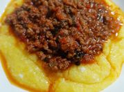 Una foto de polenta con tuco