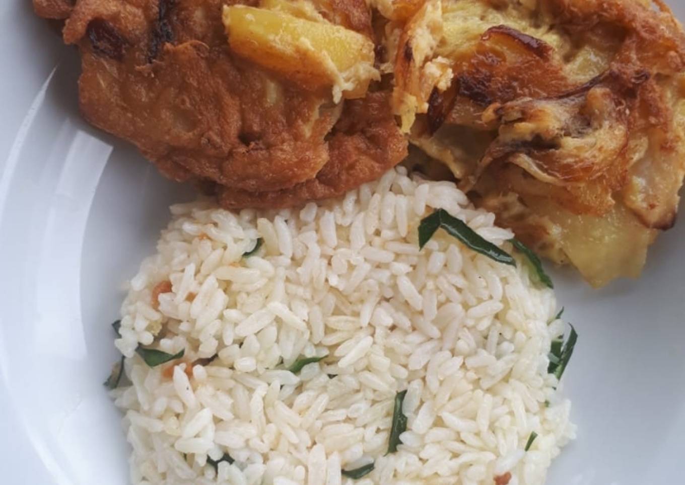 Nasi daun jaruk + telur dadar kentang
