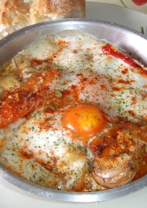 Foto principal de Sartencillas de patatas, huevos, chorizo y pimientos al horno