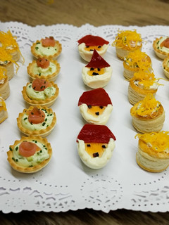 Una foto de Canapés de salmón, y huevos de Papá Noel