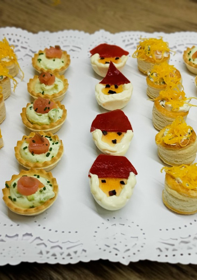 Una foto de Canapés de salmón, y huevos de Papá Noel