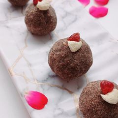 A picture of Ragi and Wheat Flour Panjeeri Ladoo.