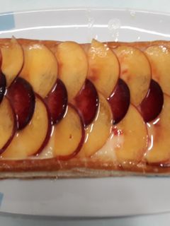 Una foto de Hojaldre con crema de limón, nectarinas y ciruelas