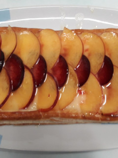 Una foto de Hojaldre con crema de limón, nectarinas y ciruelas