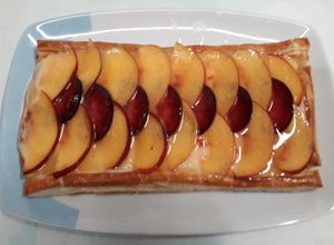 Una foto de Hojaldre con crema de limón, nectarinas y ciruelas