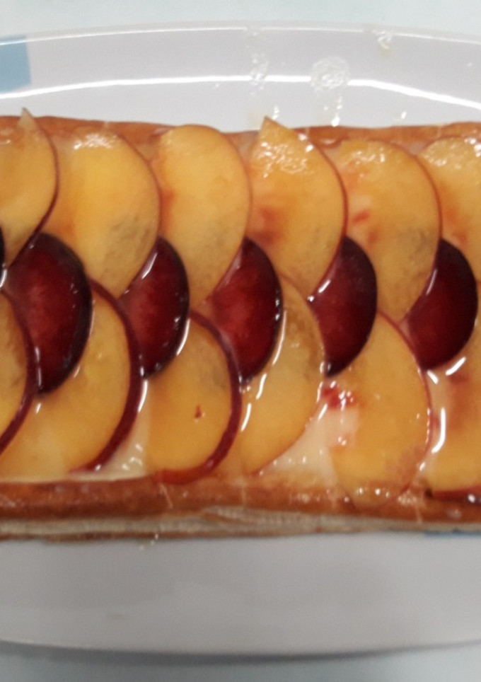 Una foto de Hojaldre con crema de limón, nectarinas y ciruelas