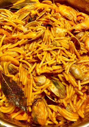 Una foto de Fideos con marisco 🦐