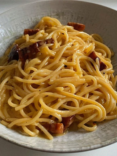 Una foto de Espaguetis a la carbonara (CARBONARA😂)