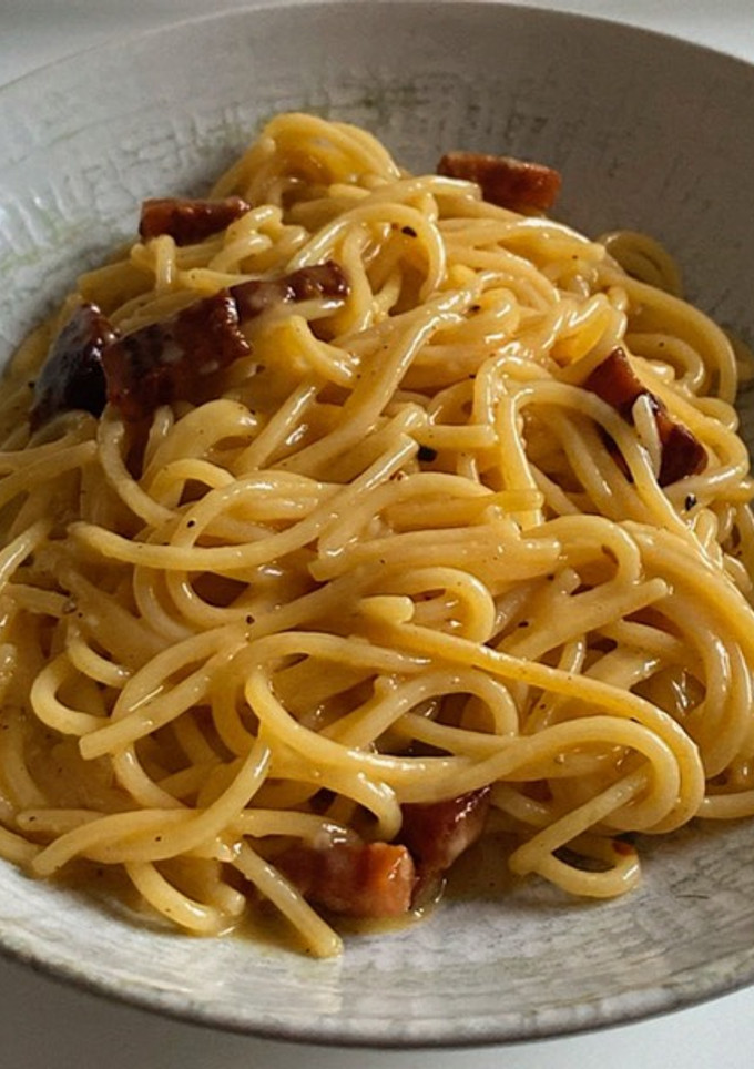Una foto de Espaguetis a la carbonara (CARBONARA😂)