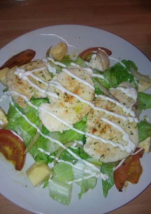 Una foto de Ensalada templada con pollo especiado