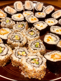 Una foto de Maki y uramaki 🍣🍙🍚🍤🇯🇵🇯🇵🇯🇵