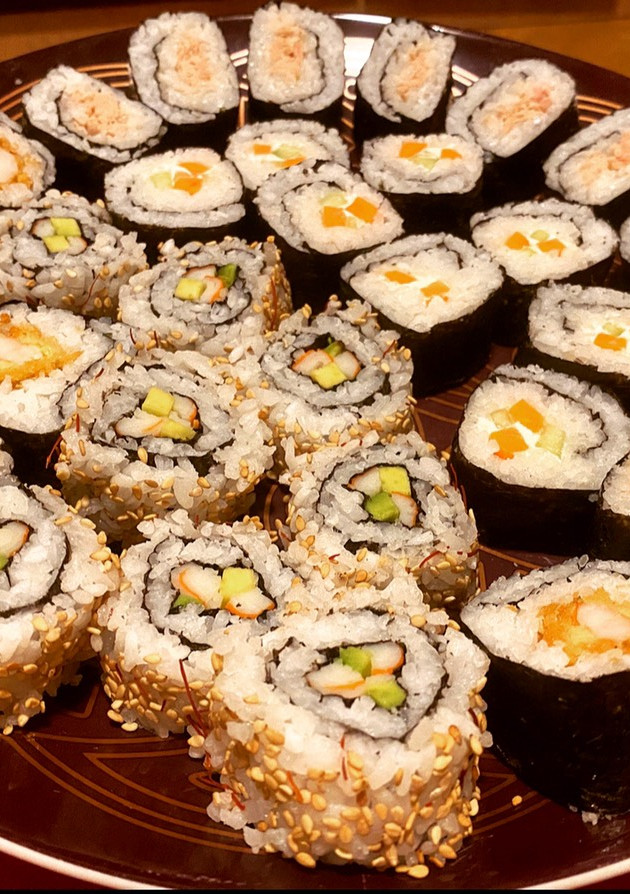 Una foto de Maki y uramaki 🍣🍙🍚🍤🇯🇵🇯🇵🇯🇵