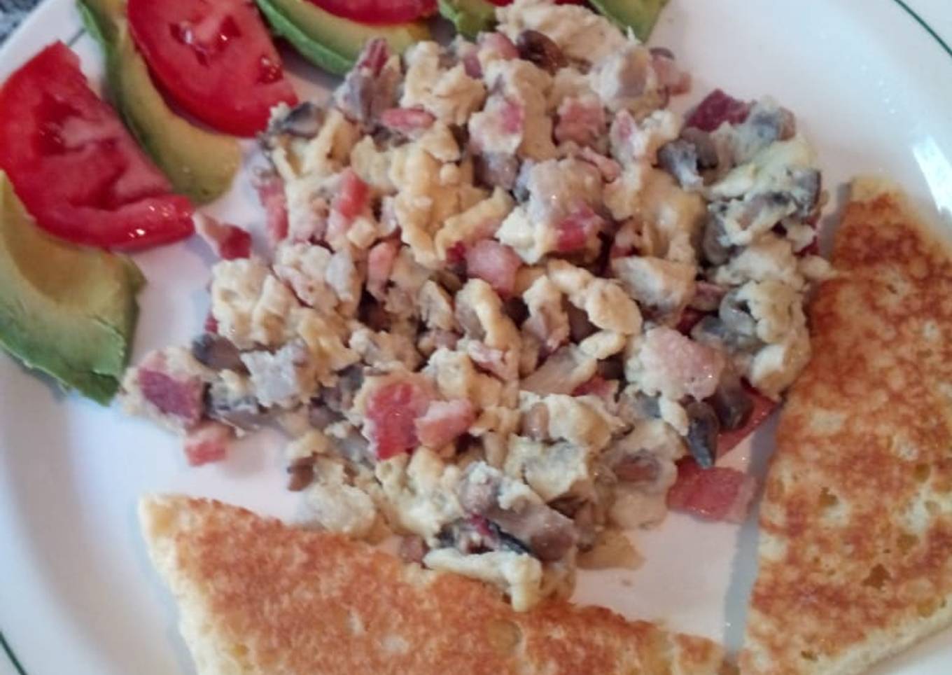 Huevos Revueltos con Tocino y Champiñones