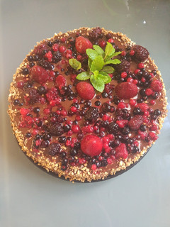Una foto de Tarta de chocolate con frutos rojos y crocanti