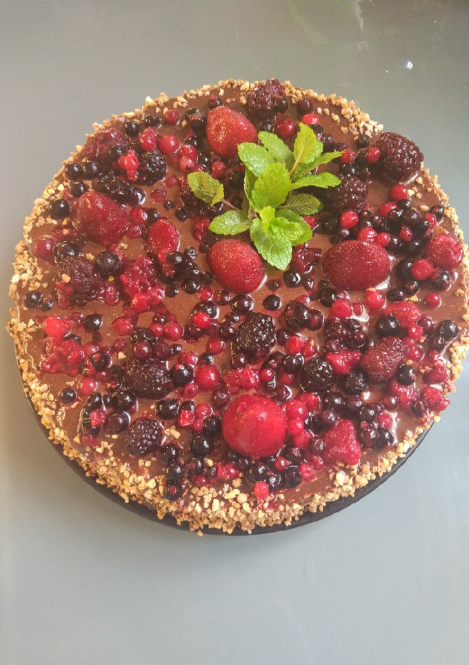 Una foto de Tarta de chocolate con frutos rojos y crocanti