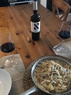 Una foto de Tallarines fungi porcini y salsa de espárragos frescos y anchoa