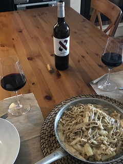 Una foto de Tallarines fungi porcini y salsa de espárragos frescos y anchoa