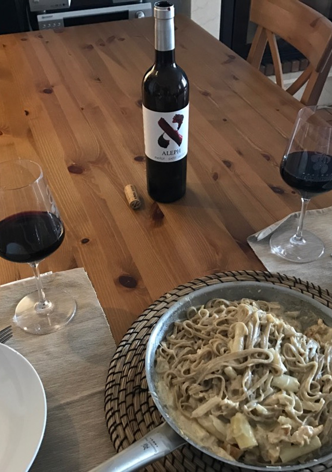 Una foto de Tallarines fungi porcini y salsa de espárragos frescos y anchoa