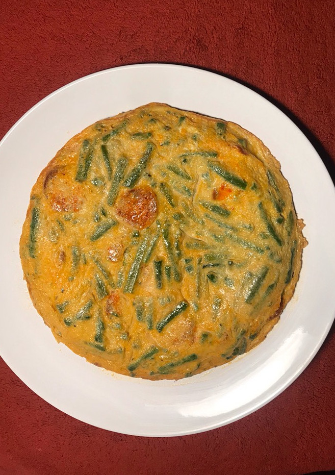 Una foto de Tortilla de espárragos verdes con chorizo