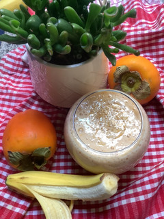 Une photo de Milkshake 🥤banane🍌🍌kaki🍑🧺🛶
