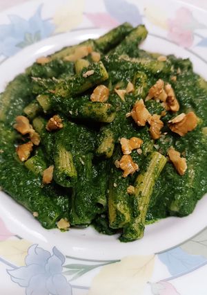 Foto di Mezzi rigatoni con pesto di bieta a modo mio