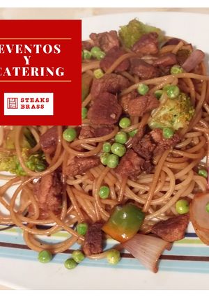 Una foto de Cerdo agridulce c/ spaghetti y legumbre