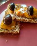 Aperitivo vegano. Mojo rojo con aceitunas y pan de centeno