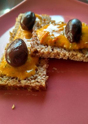 Foto principal de Aperitivo vegano. Mojo rojo con aceitunas y pan de centeno