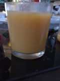 Zumo de naranja, plátano y manzana y uvas